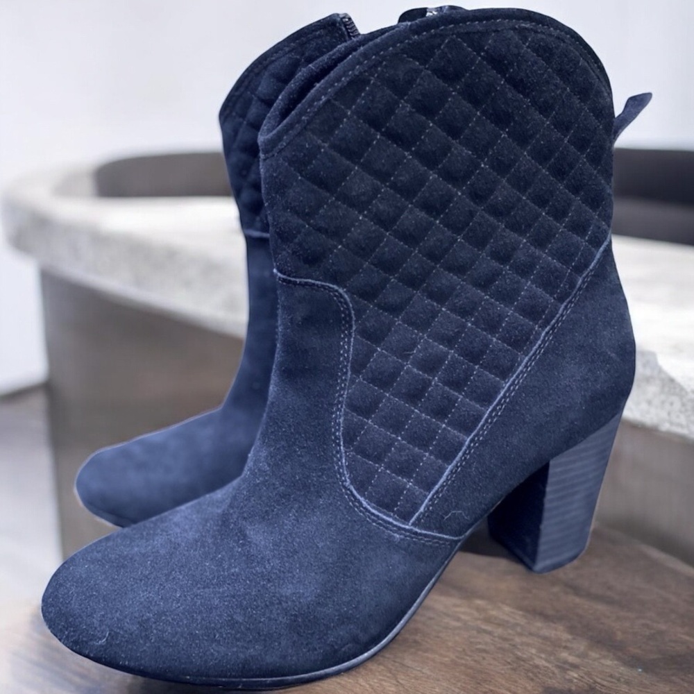 ISAAC Mizrahi-“Kelly” size 9 quilted ankle boot. 3” heel. Black suede. Gorgeous